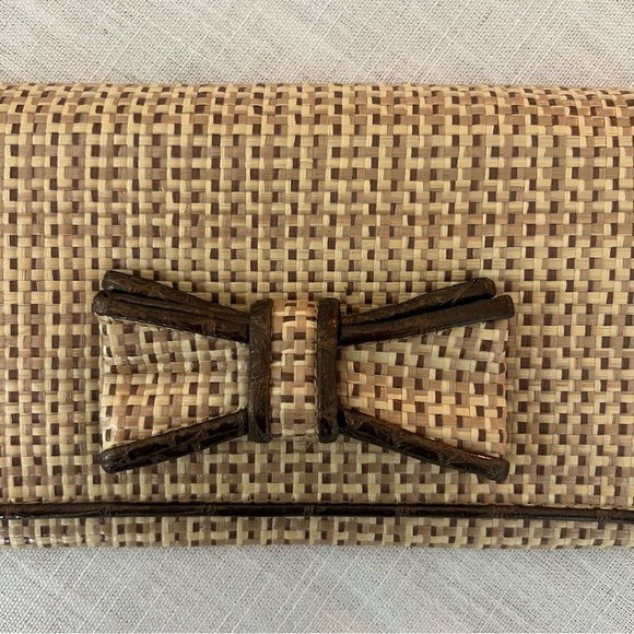 NWOT Bueno Tan and Brown Woven Clutch with Bow - Picture 3 of 13